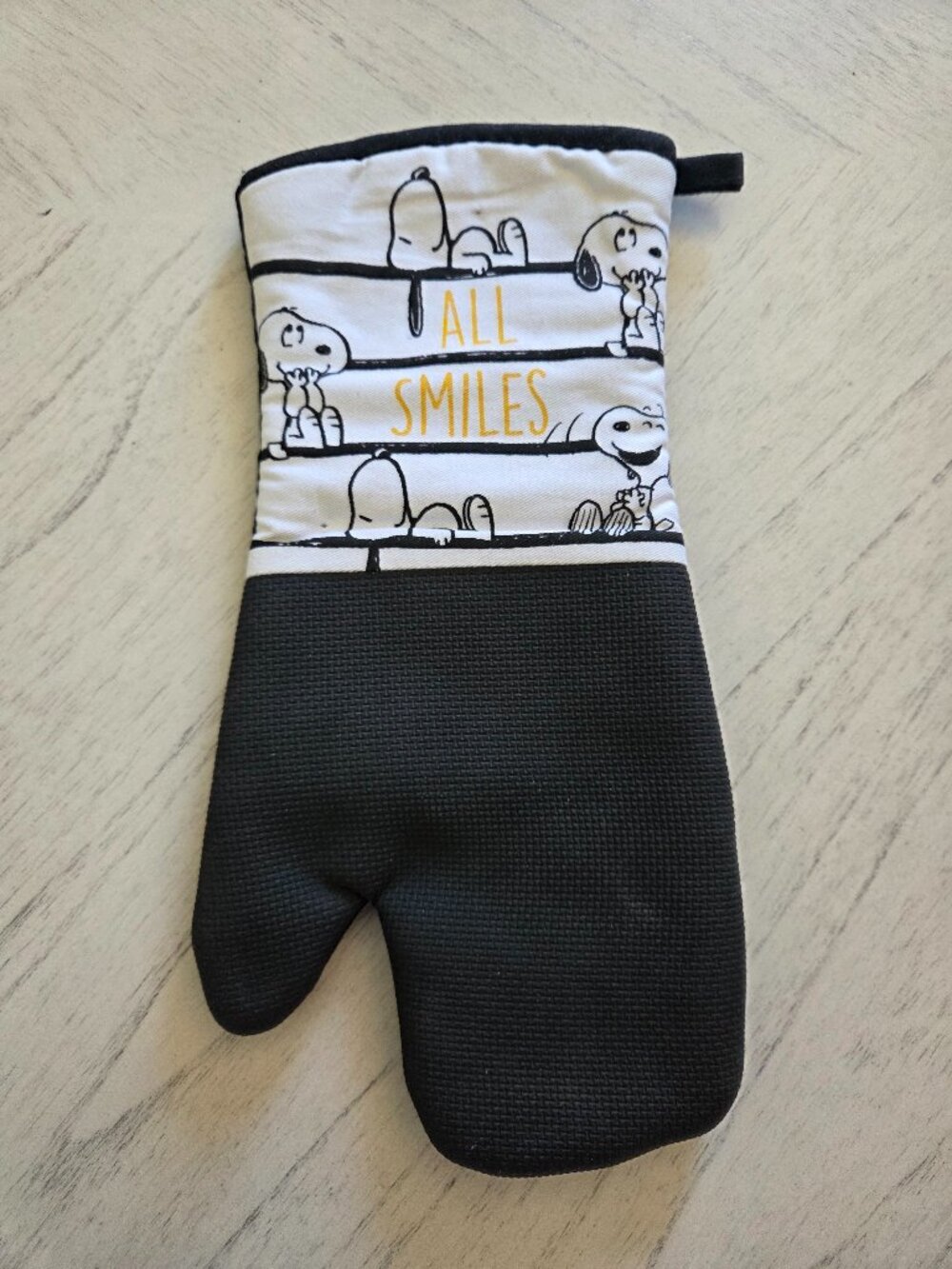Peanuts Snoopy "All Smiles" Oven Mitt